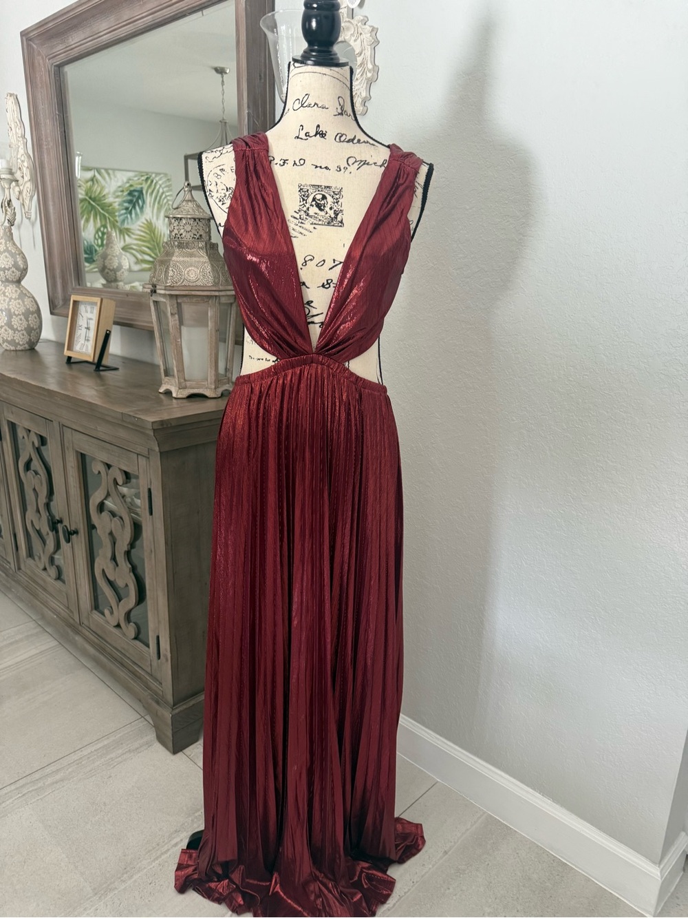 Lulus Metallic Wine Red Plunge Cutout Pleated Maxi Dress Size M Formal